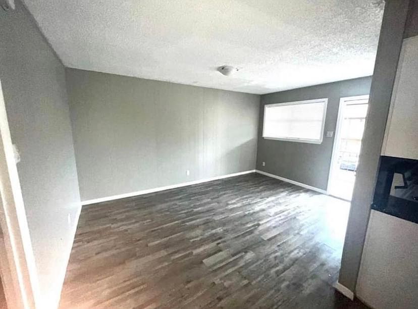 1st image of 1302 Harris Ave #27