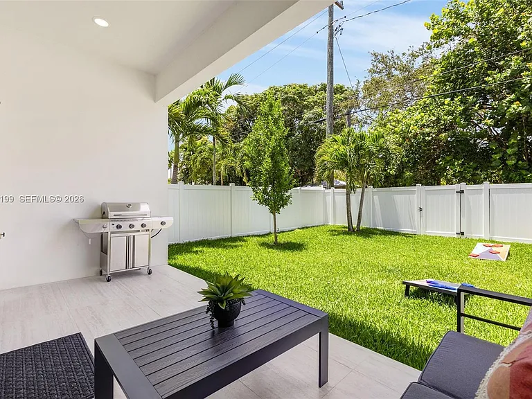 703 SW 17th St — Photo 32