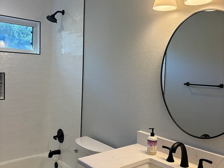 2nd Bedroom / Guest Bath