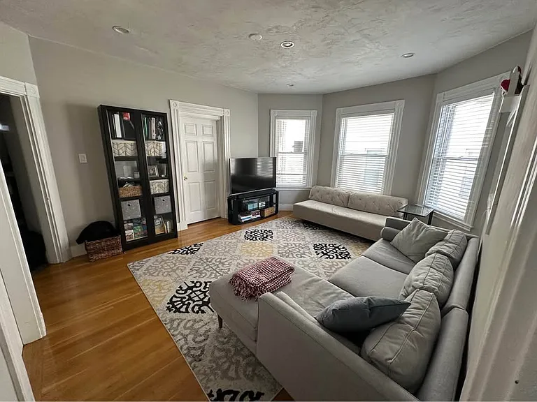 166 Glen St #1 — Photo 1