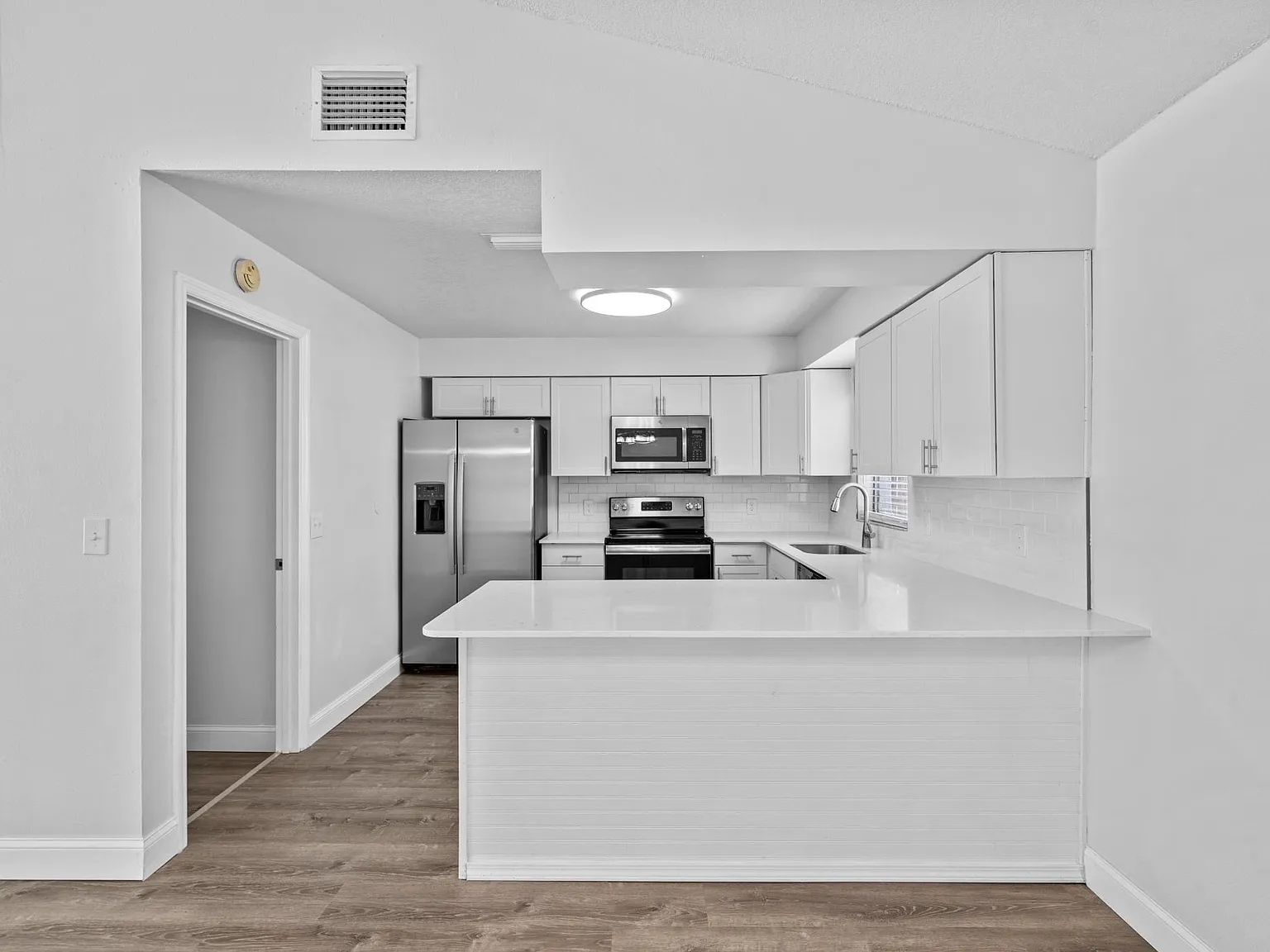 3 bed, 1265 sqft, $2,399 — Photo 3