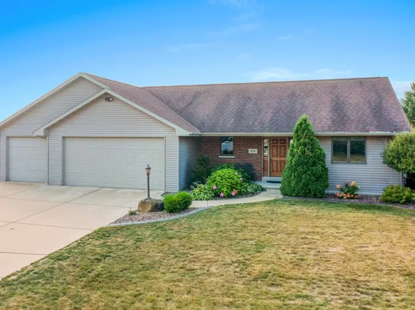 426 Falcon Dr, Pulaski, WI 54162