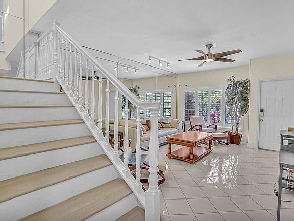 4th image of 584 SE 20th Ave #2