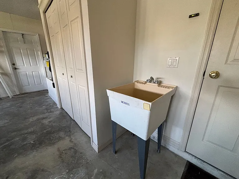 20 Clarendon Ct N — Photo 28