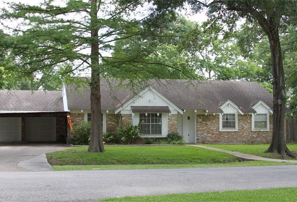 Lovely one story home with large lot in much sought after subdivision of Western Oaks