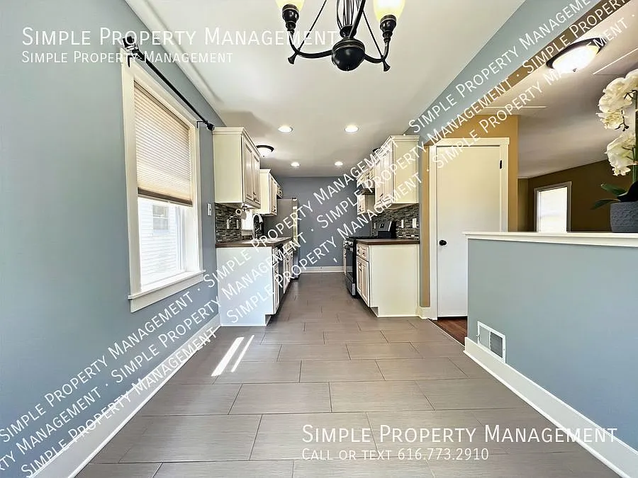 Beautiful 3 bed 2.5 Bath Single Family Home on the NW Side of Grand Rapids! — Photo 3