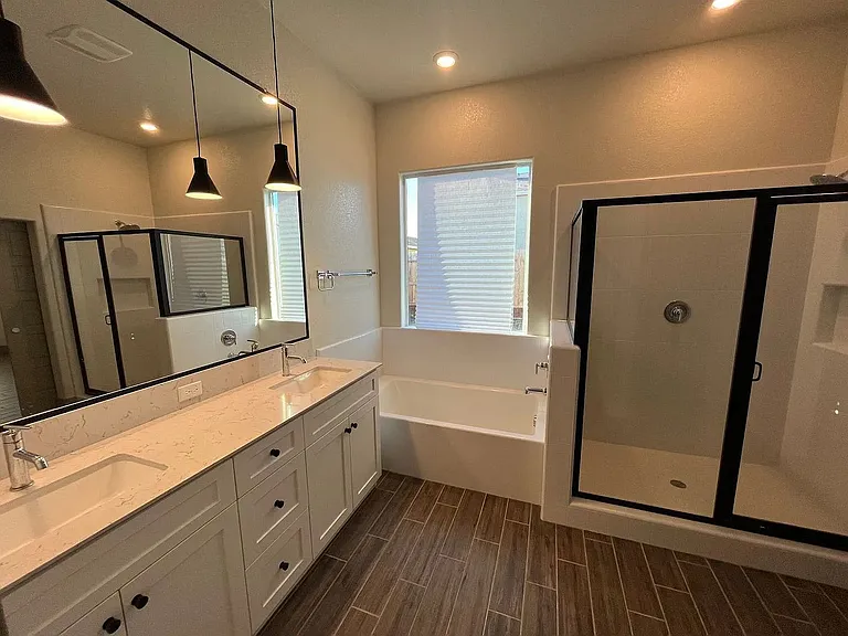 2418 Bastidas Dr — Photo 2