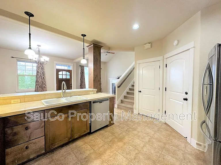 727 NE 65th Ct — Photo 8