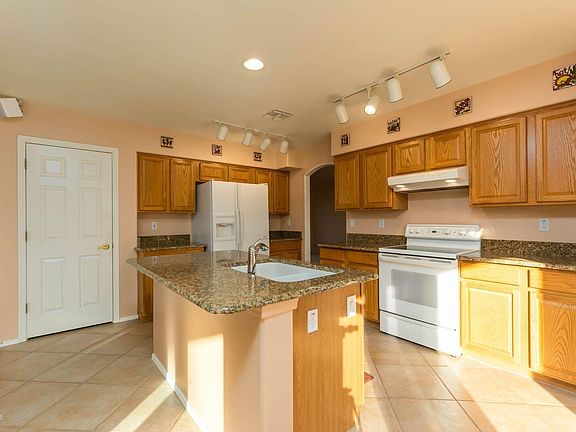 5th image of 2210 E Bedrock Ln