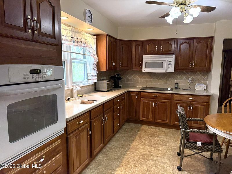 5th image of 18 Ridgecrest Avenue