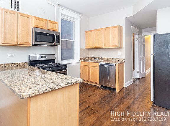2nd image of 1077 N Paulina St APT 1