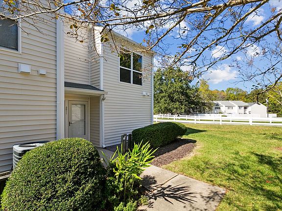 3rd image of 3811 Staffordshire Ln #L
