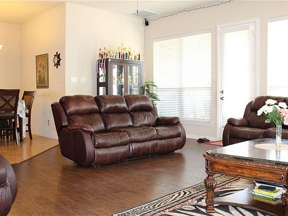 5th image of 2320 Amesbury Dr