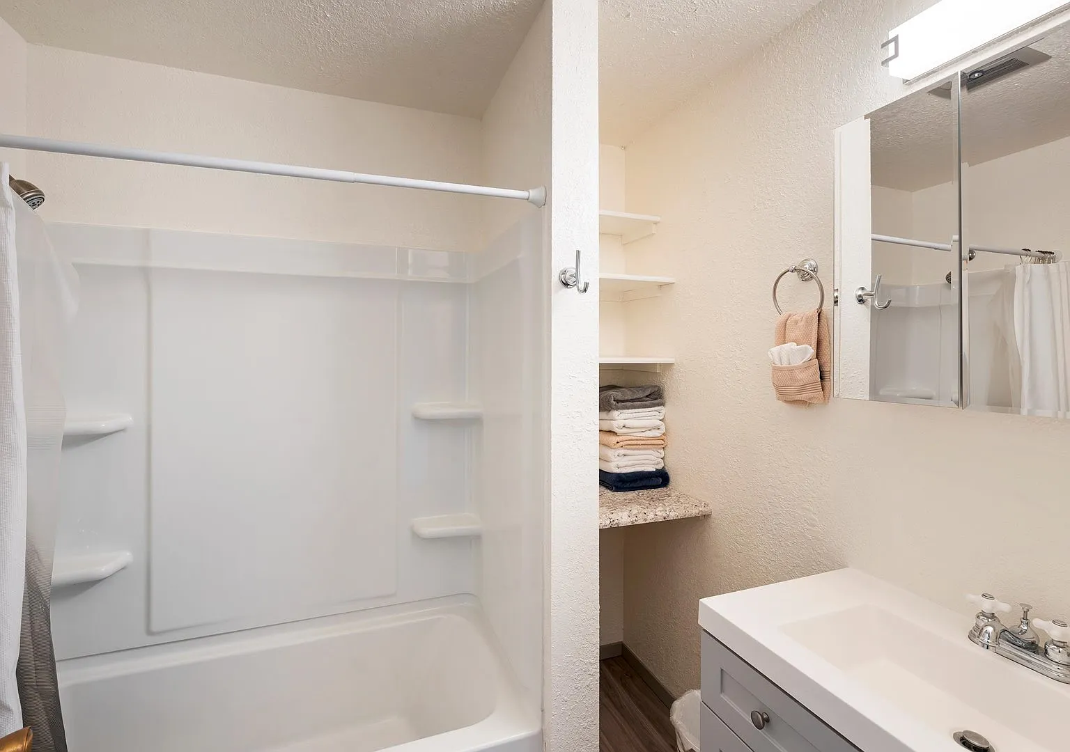 1 bed, 428 sqft, $1,300 — Photo 2
