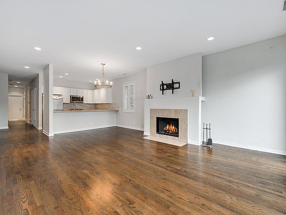2nd image of 2775 N Kenmore Ave #2