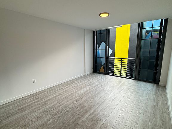 LARGE LIVING ROOM