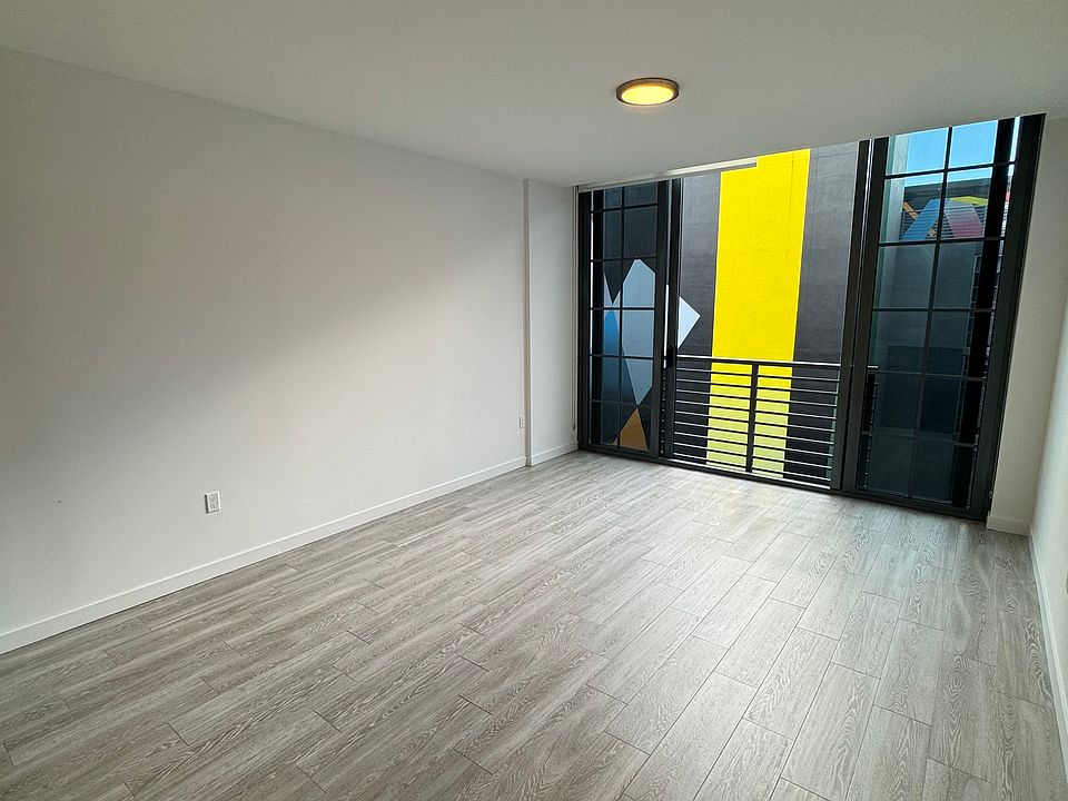 LARGE LIVING ROOM
