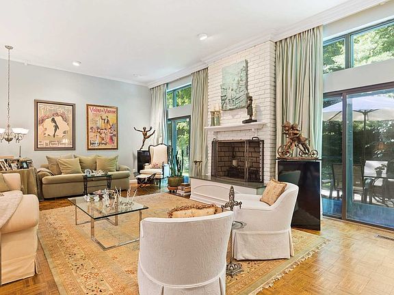 5th image of 30 Acorn Ponds Dr