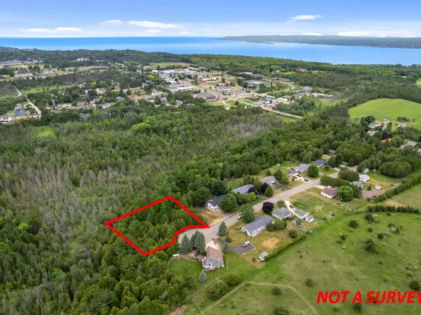 370 Little Cedar Dr, Petoskey, MI 49770