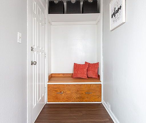 Entryway w/ lots of storage