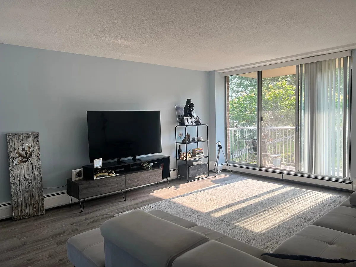 Building Photo - 2222 S Stewart Ave #2B