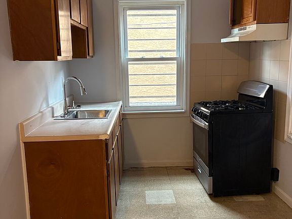 2nd image of 827-829 W 9th St #1