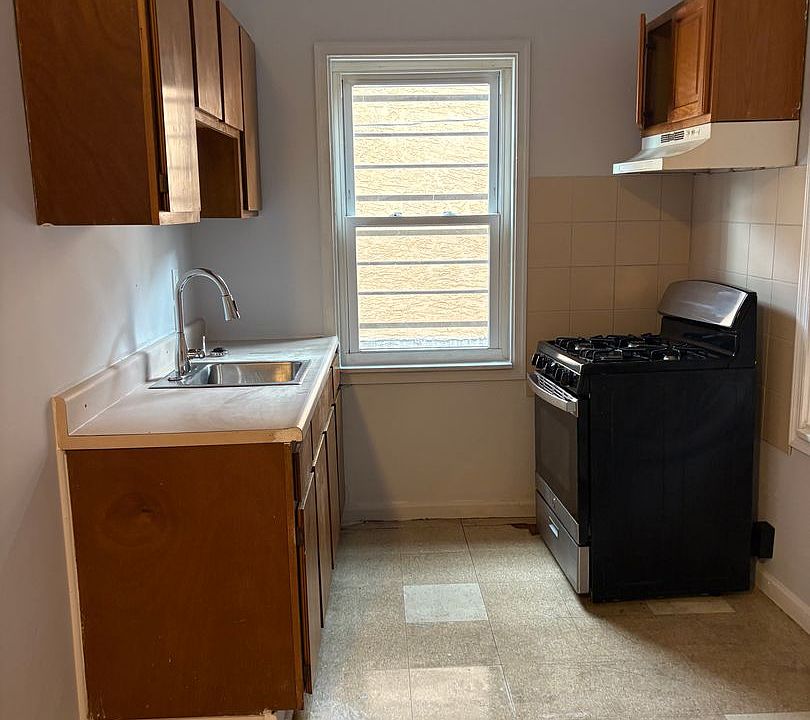 1st image of 827-829 W 9th St #4