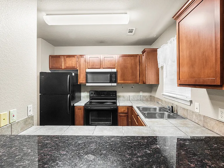 1772 N Chestnut Ave — Photo 9