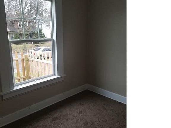 4th image of 906 College St