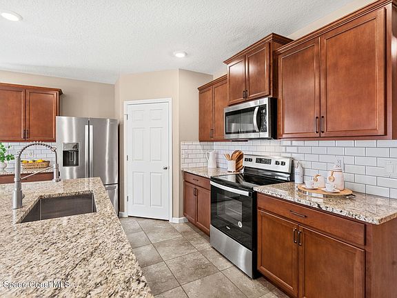 4th image of 4717 Magenta Isles Dr