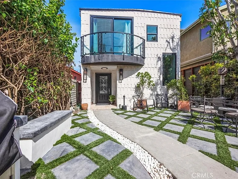 905 Dickson St #1 — Photo 2