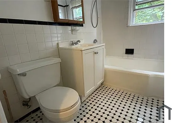 585 Thomas St — Photo 15