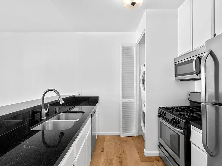 1515 Amherst Ave #202 — Photo 4