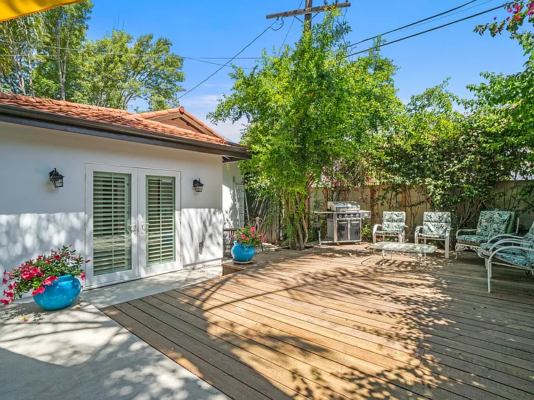 4230 Van Nuys Blvd — Photo 22