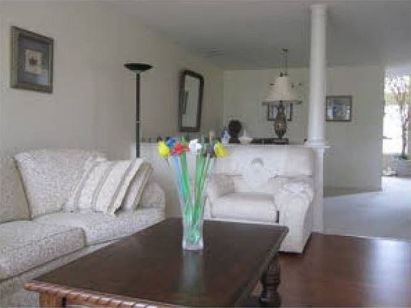 9 HAMPTON PL
