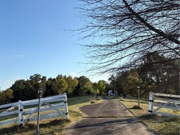 625 Otterbein Ln, Evans, WV 25241