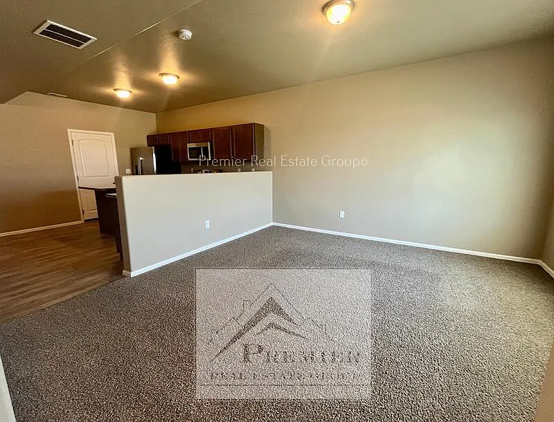 3 bed, 2.5 bath, 1606 sqft, $2,050 — Photo 4