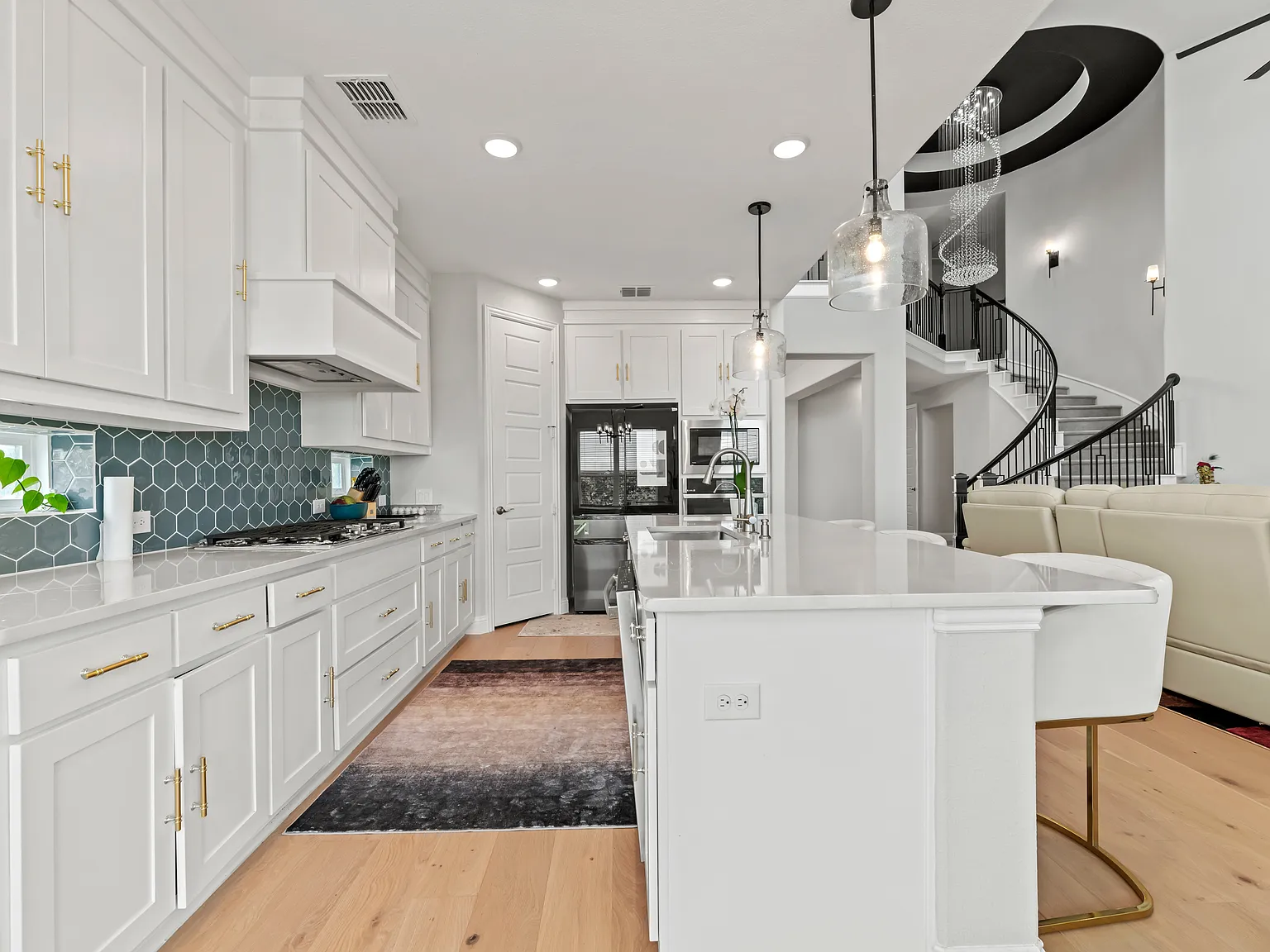 5 bed, 3670 sqft, $4,450 — Photo 3