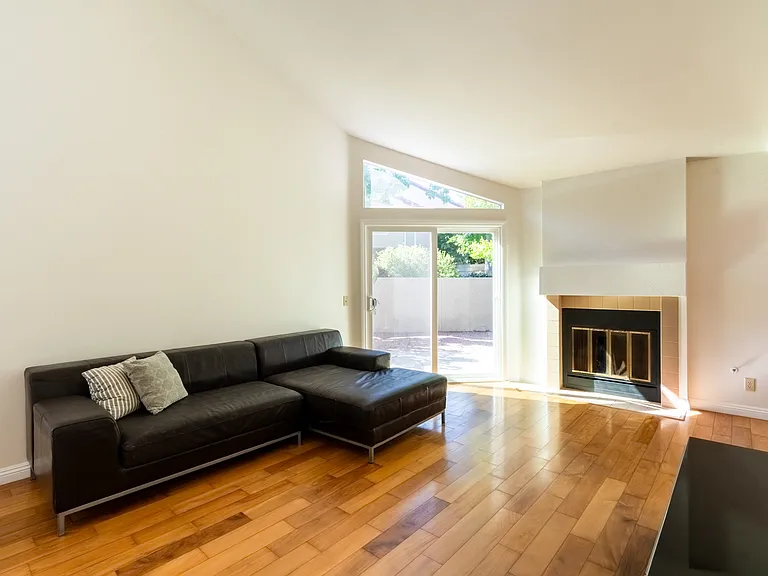 227 Stanford Ct — Photo 3