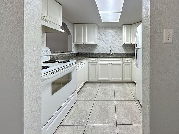 4th image of 4725 39th Ave N #104