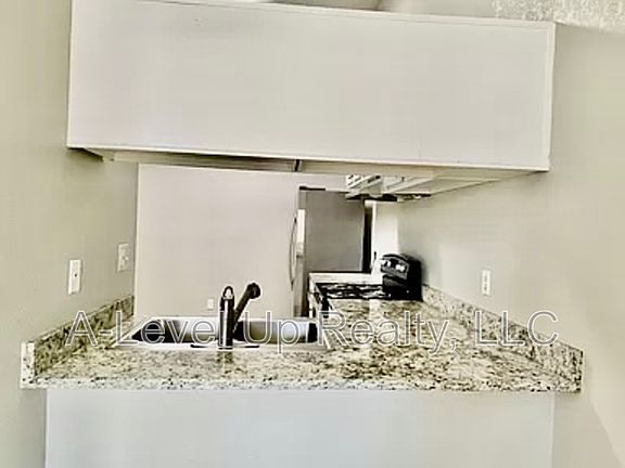 5th image of 401 E Thoroughbred St