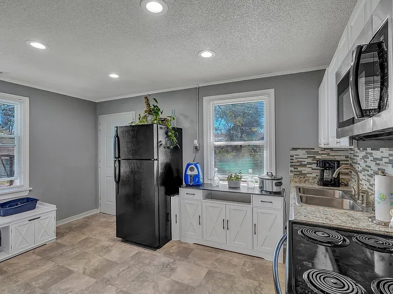 2211 Hawthorne St — Photo 5