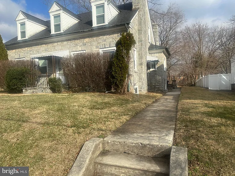 1109 W James St #2 — Photo 14