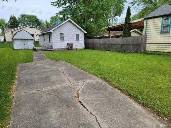 690 Robinwood St, Pontiac, MI 48340