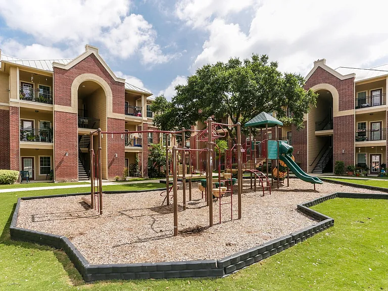 Woodlawn Ranch Apartments — Photo 1