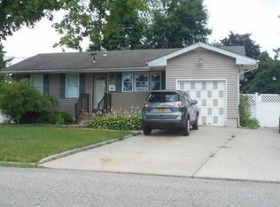33 Weldon Ln, Port Jefferson Station, NY 11776
