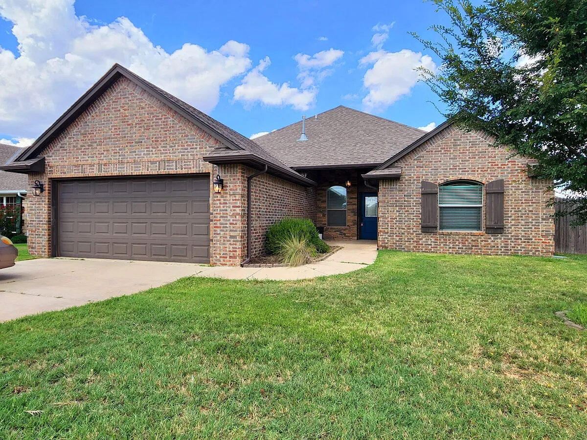 3 bed, 2.5 bath, 1981 sqft, $1,995 — Photo 1