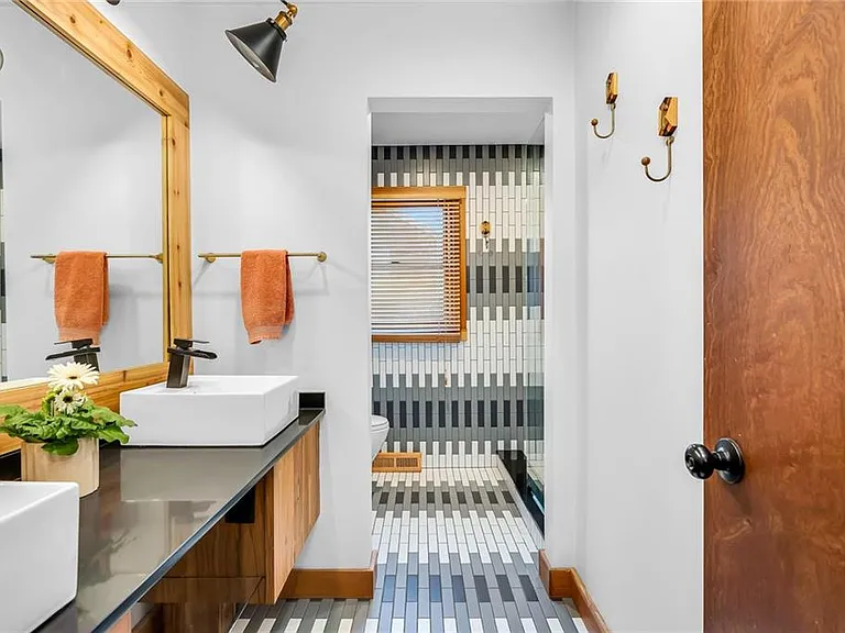 1 Collins Ter — Photo 16