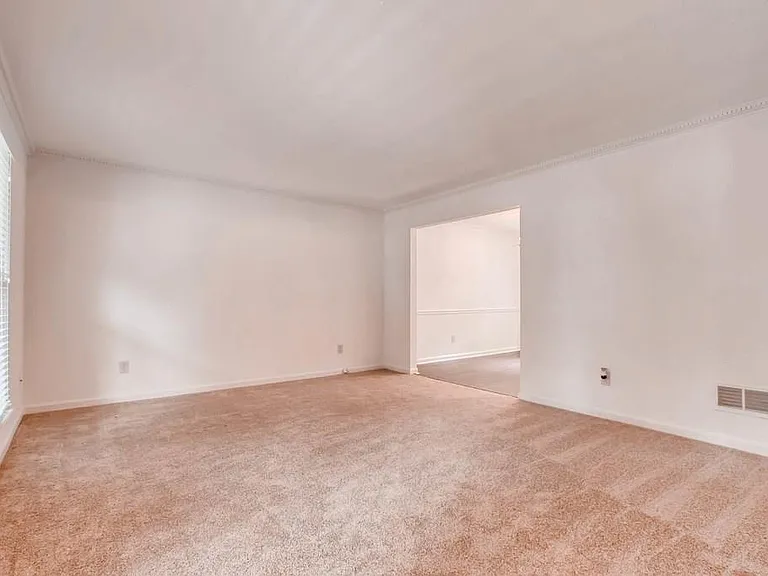 4371 Heritage Glen Ct — Photo 2