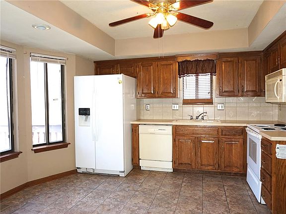 2nd image of 11724 Crystal Dr